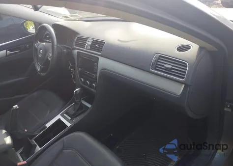 2012 Volkswagen Passat 2.5L Se z USA, uszkodzony, nr VIN 1VWBP7A35CC110905